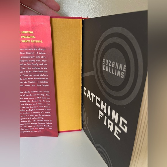 Catching fire by Suzanne Collins - Picture 6 of 7